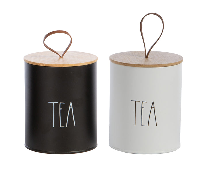 Δύο μεταλλικά βάζα κουζίνας για tea σε μαύρο και λευκό χρώμα με καπάκι από ξύλο μπαμπού και δερμάτινο λουράκι.