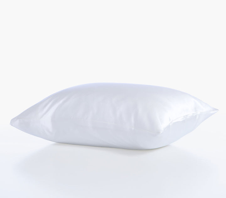 Μεταξωτή μαξιλαροθήκη σε λευκή απόχρωση με λεία γυαλιστερή υφή τοποθετημένη σε καθαρό λευκό φόντο.