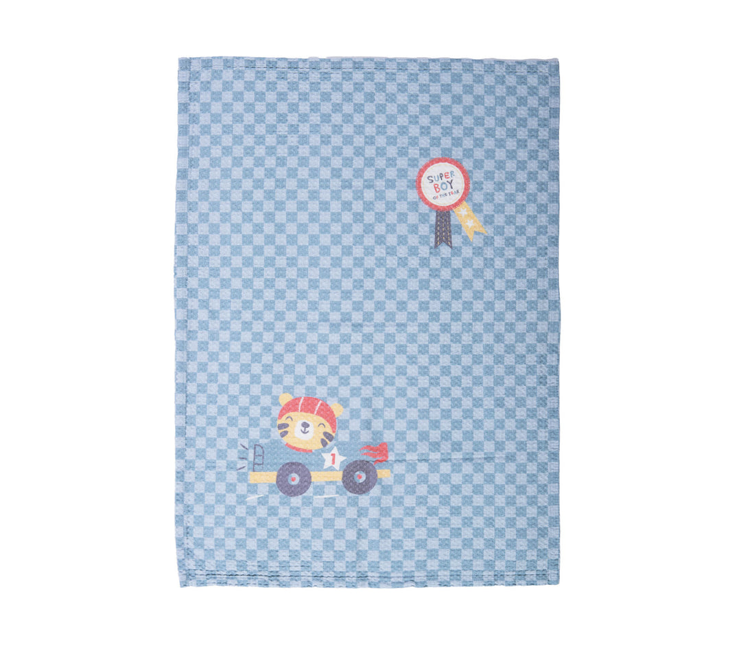 Γαλάζια βρεφική κουβέρτα πικέ με καρό μοτίβο και σχέδιο ζωάκι σε αγωνιστικό αυτοκινητάκι σε λευκό φόντο.