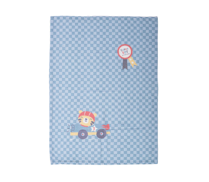 Γαλάζια βρεφική κουβέρτα πικέ με καρό μοτίβο και σχέδιο ζωάκι σε αγωνιστικό αυτοκίνητο σε λευκό φόντο.