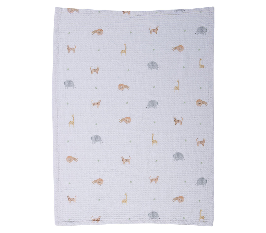 Ανοιχτή βρεφική πικέ κουβέρτα αγκαλιάς με μοτίβο ζωάκια ζούγκλας σε απαλές αποχρώσεις σε λευκό φόντο.