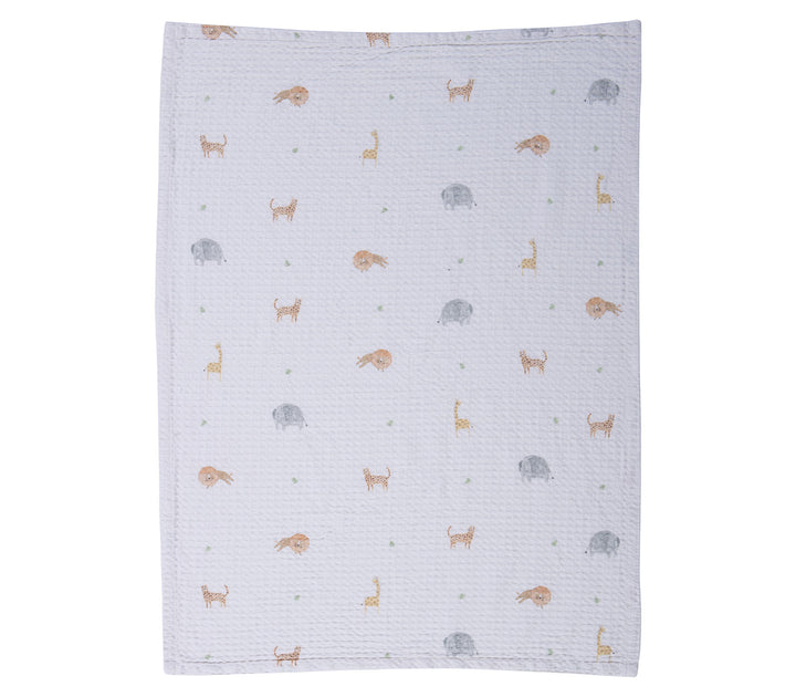 Ανοιχτή βρεφική πικέ κουβέρτα κούνιας με μοτίβο ζωάκια ζούγκλας σε απαλές γήινες αποχρώσεις σε λευκό φόντο.