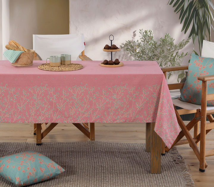 Κοραλί βαμβακερό τραπεζομάντηλο Floriva της Nef-Nef Homeware σε τραπέζι με φυσική διακόσμηση και ανοιξιάτικη ατμόσφαιρα.