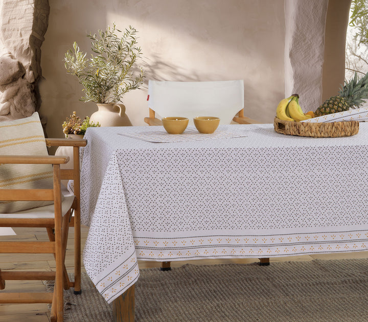 Εκρού βαμβακερό τραπεζομάντηλο Ishmar της Nef-Nef Homeware με διακριτικό γεωμετρικό σχέδιο σε τραπέζι με φυσική και minimal διακόσμηση.