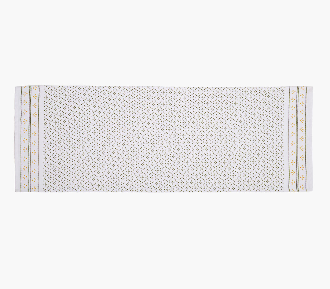 Τραβέρσα Ishmar εκρού με μαύρο γεωμετρικό σχέδιο απλωμένη σε λευκό φόντο, αναδεικνύοντας το minimal και κομψό design.