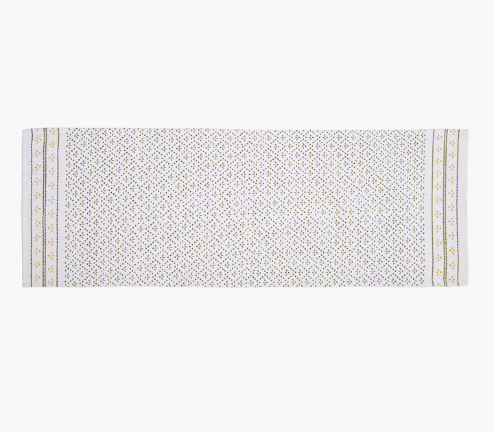 Τραβέρσα Ishmar εκρού με μαύρο γεωμετρικό σχέδιο απλωμένη σε λευκό φόντο, αναδεικνύοντας το minimal και κομψό design.