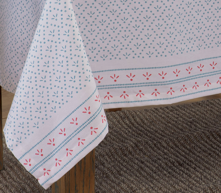 Κοντινή λεπτομέρεια τραβέρσας Ishmar εκρού με μπλε και κόκκινο μοτίβο στο τελείωμα πάνω σε ξύλινο τραπέζι.