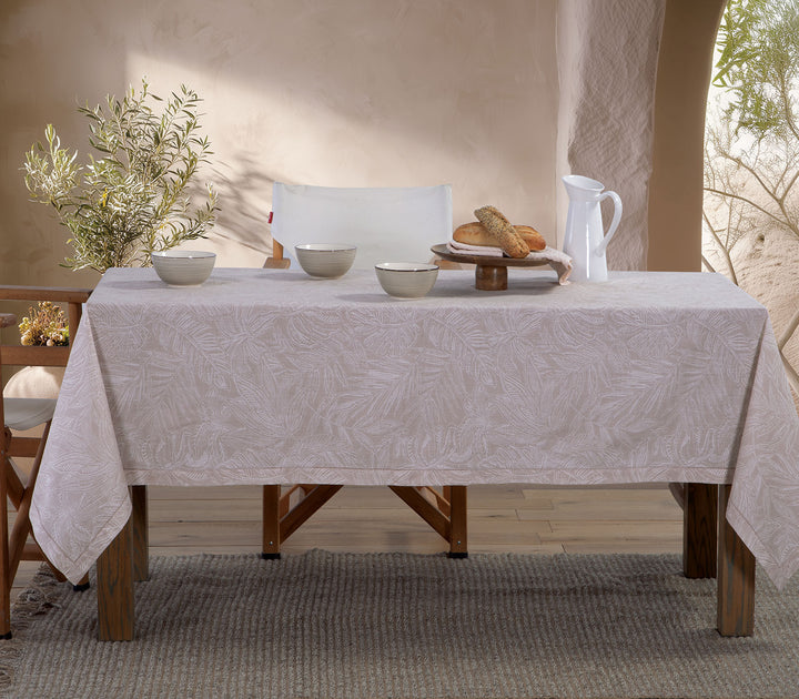 Γκρι βαμβακερό τραπεζομάντηλο Tundra της Nef-Nef Homeware με ανάγλυφο φυλλωτό σχέδιο σε μοντέρνο τραπέζι.