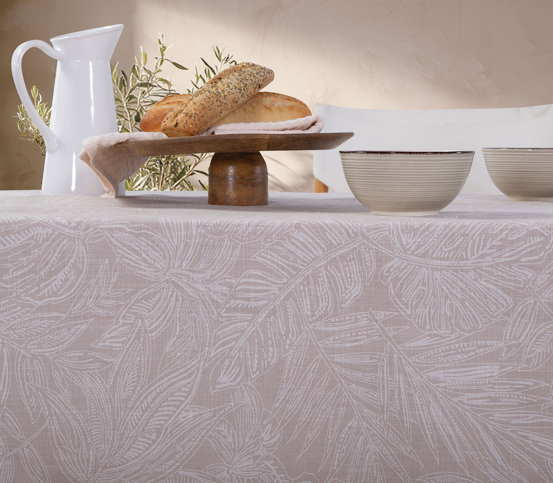 Τραπεζομάντηλο Tundra γκρι με διακριτικό σχέδιο φύλλων και σερβίτσιο σε φωτεινό τραπεζαρία περιβάλλον.