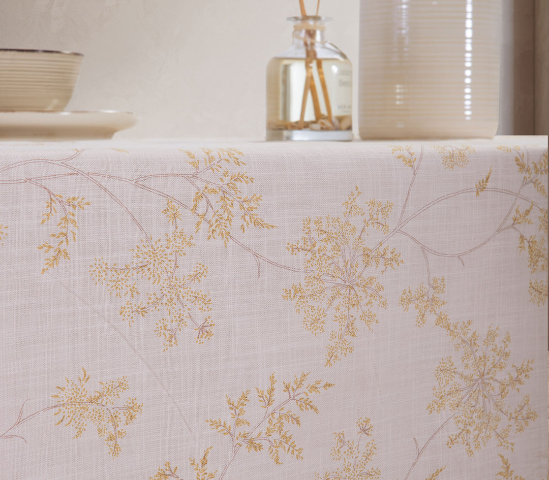 Τραπεζομάντηλο Foxy εκρού με λεπτομέρειες λουλουδιών και φυσική διακόσμηση σε κομψό χώρο τραπεζαρίας.