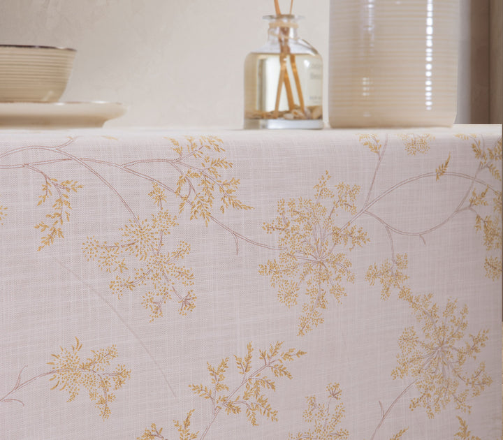 Τραπεζομάντηλο Foxy εκρού με λεπτομέρειες λουλουδιών και φυσική διακόσμηση σε κομψό χώρο τραπεζαρίας.