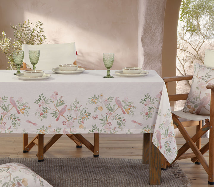Εκρού βαμβακερό τραπεζομάντηλο Dreamel με λουλούδια και πουλιά σε φωτεινό χώρο τραπεζαρίας με φυσικά στοιχεία.