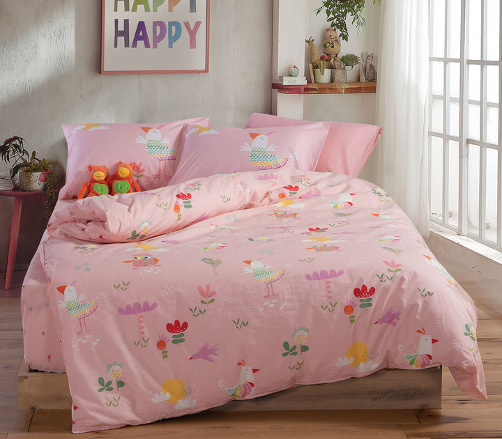 Ροζ παιδικό σετ σεντονιών Birds Mania της Nef-Nef Homeware με χαρούμενα πουλάκια και λουλούδια σε παιδικό υπνοδωμάτιο.