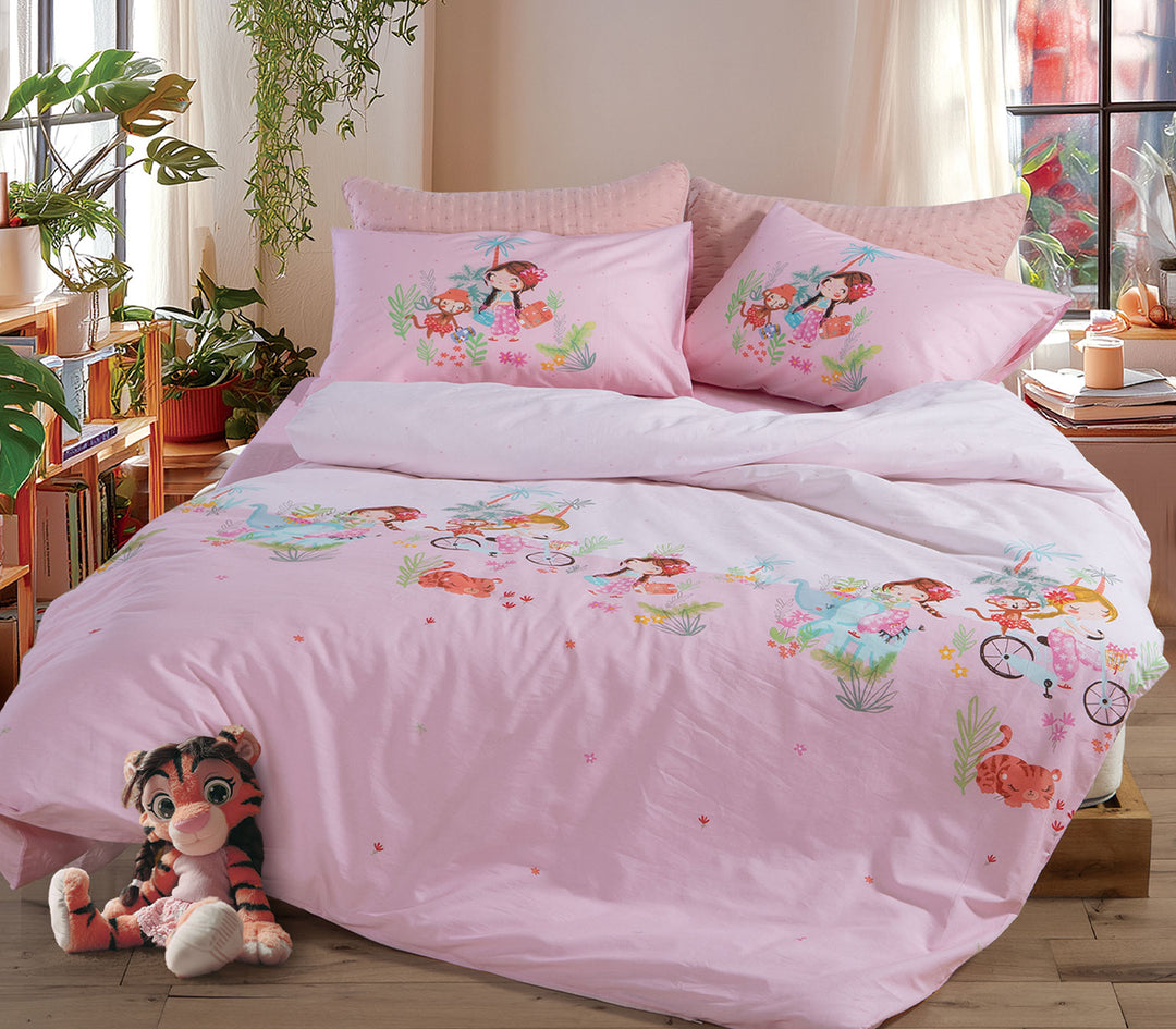 Παιδικό σετ σεντονιών Welcome To India της Nef-Nef Homeware σε ροζ αποχρώσεις με κοριτσάκι και ζώα σε φωτεινό παιδικό δωμάτιο.