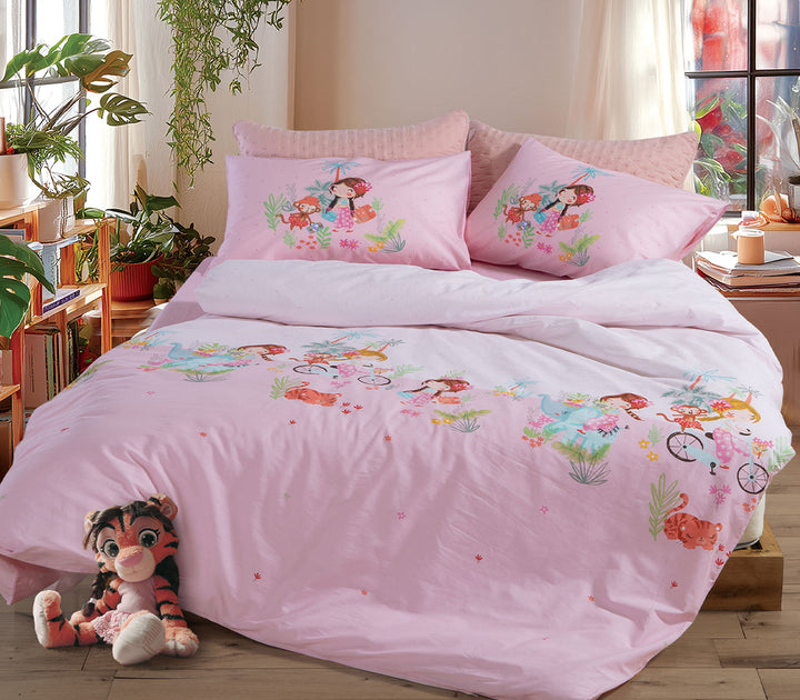 Παιδικό σετ σεντονιών Welcome To India της Nef-Nef Homeware σε ροζ αποχρώσεις με κοριτσάκι και ζώα σε φωτεινό παιδικό δωμάτιο.