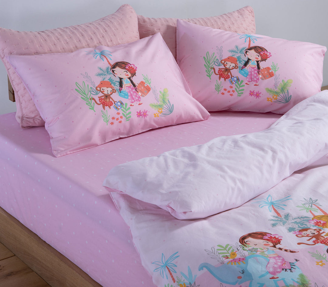 Λεπτομέρεια παιδικών σεντονιών Welcome To India της Nef-Nef Homeware με ροζ κατωσέντονο πουά και χαρούμενη εικονογράφηση.