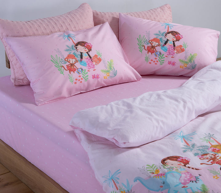 Λεπτομέρεια παιδικών σεντονιών Welcome To India της Nef-Nef Homeware με ροζ κατωσέντονο πουά και χαρούμενη εικονογράφηση.