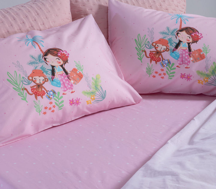 Κοντινή λήψη μαξιλαροθηκών Welcome To India της Nef-Nef Homeware με κοριτσάκι, μαϊμουδάκι και τροπικά φυτά.