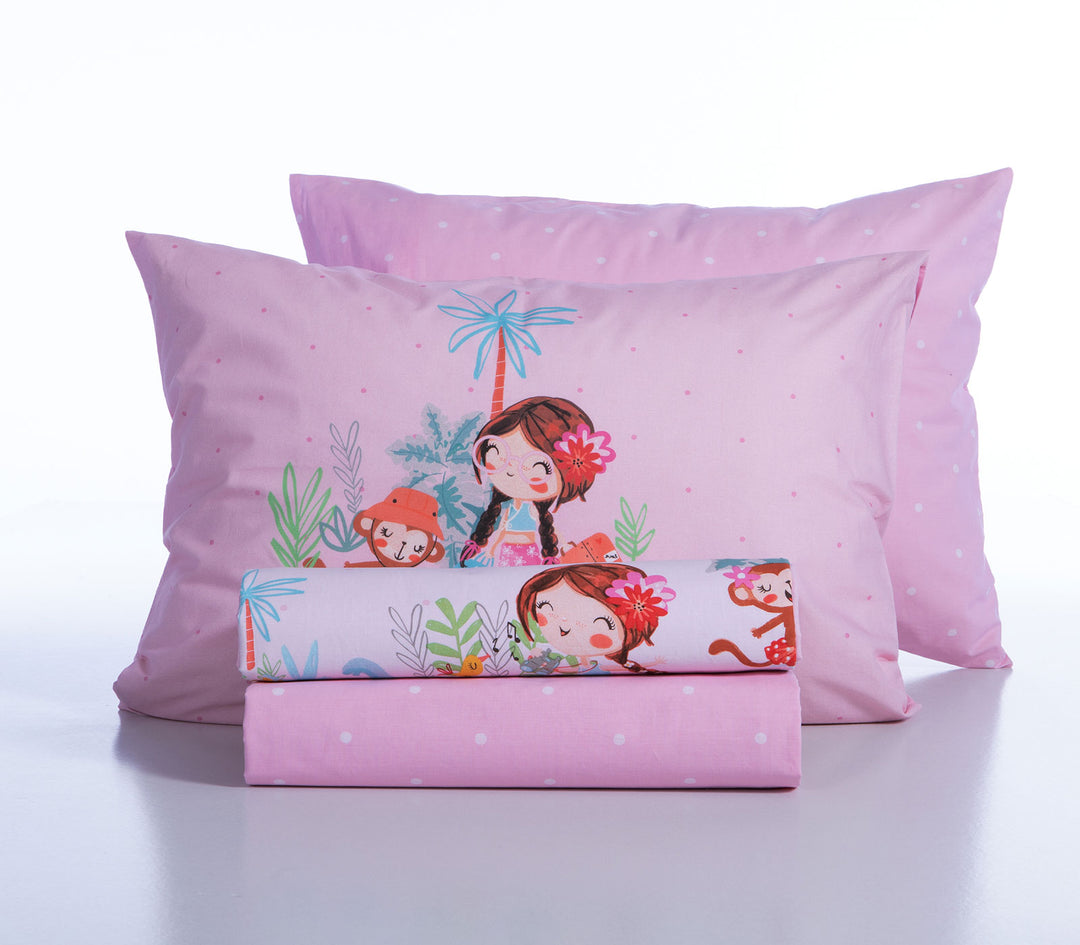 Διπλωμένο παιδικό σετ σεντονιών Welcome To India της Nef-Nef Homeware με χαρούμενη παιδική εικονογράφηση σε λευκό φόντο.