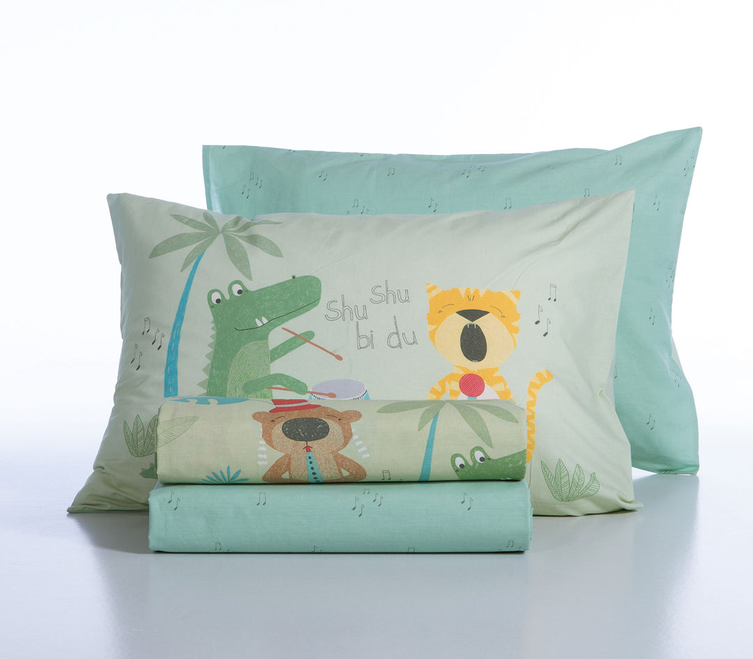 Διπλωμένο σετ παιδικών σεντονιών Jungle Music της Nef-Nef Homeware με ζωάκια ζούγκλας και μουσικά στοιχεία σε πράσινο φόντο.