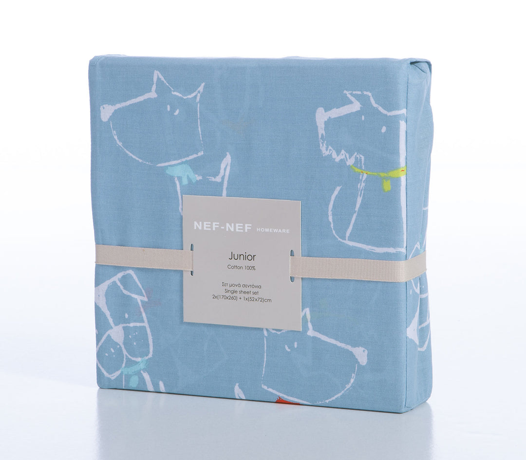 Συσκευασία παιδικού σετ σεντονιών Dog Life της Nef-Nef Homeware με μπλε ύφασμα και χαριτωμένα σκίτσα σκύλων.