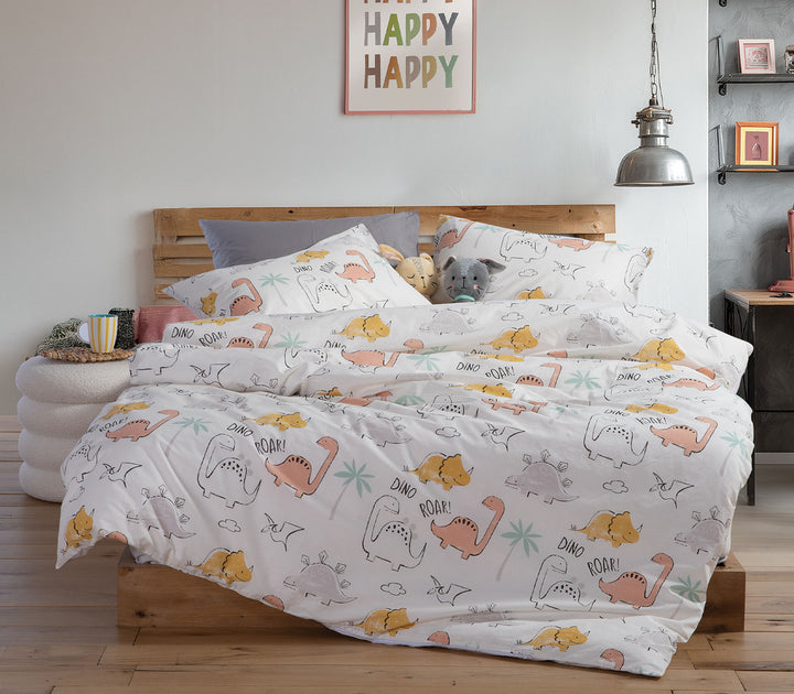 Παιδικό κρεβάτι με σετ σεντονιών Dinosaur Art της Nef-Nef Homeware με χαριτωμένους δεινόσαυρους σε φωτεινό παιδικό δωμάτιο.