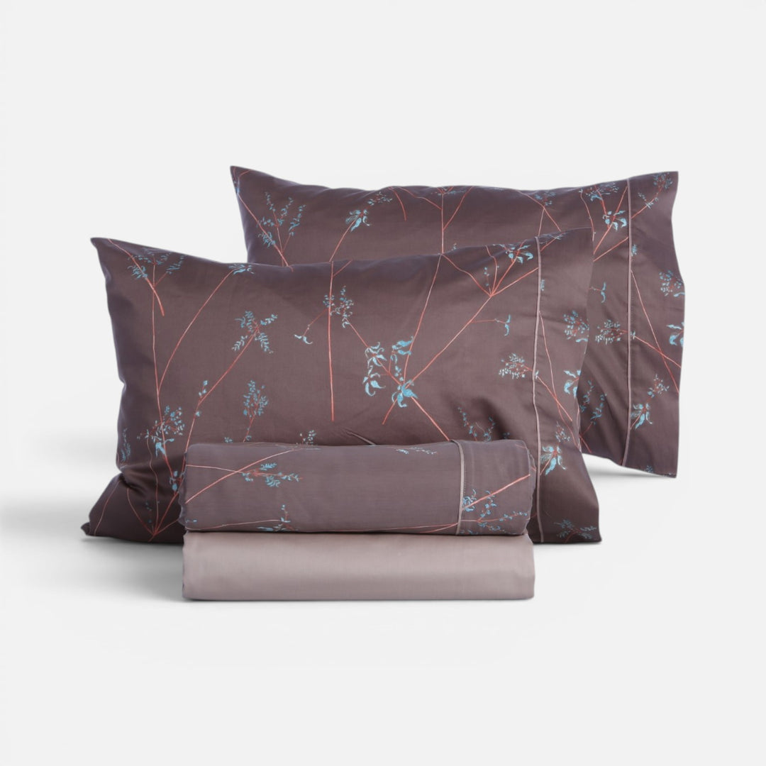 Σετ σεντονιών Nef-Nef με καφέ φόντο, λεπτά κεραμιδί κλαδιά, γαλάζια φύλλα και μονόχρωμο κάτω σεντόνι.