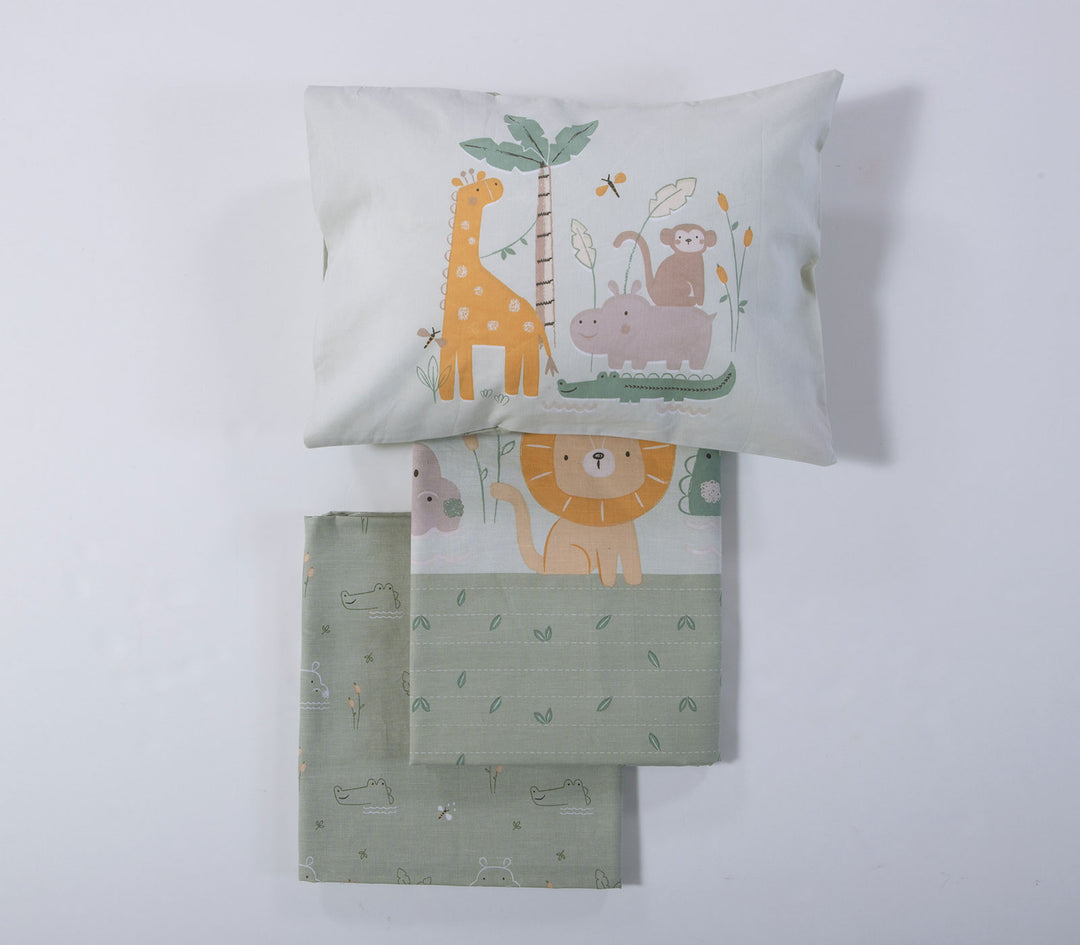 Διπλωμένο σετ βρεφικών σεντονιών κούνιας με χαριτωμένα ζωάκια ζούγκλας σε απαλές πράσινες αποχρώσεις σε λευκό φόντο.