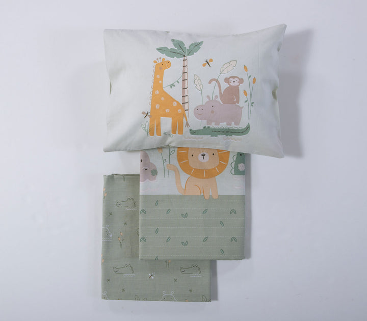 Διπλωμένο σετ βρεφικών σεντονιών κούνιας με χαριτωμένα ζωάκια ζούγκλας σε απαλές πράσινες αποχρώσεις σε λευκό φόντο.