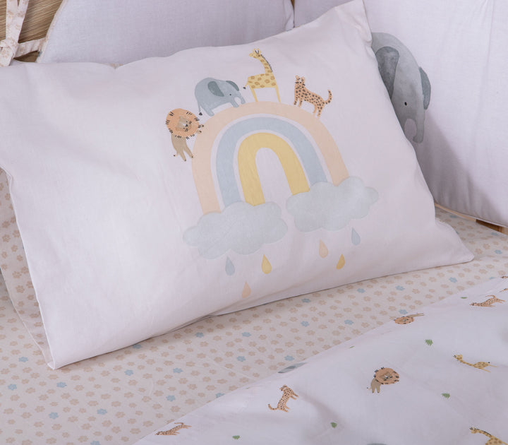 Μαξιλαροθήκη βρεφικού σετ με σχέδιο ουράνιο τόξο και ζωάκια ζούγκλας τοποθετημένη πάνω σε σεντόνι με μοτίβο ζώων.