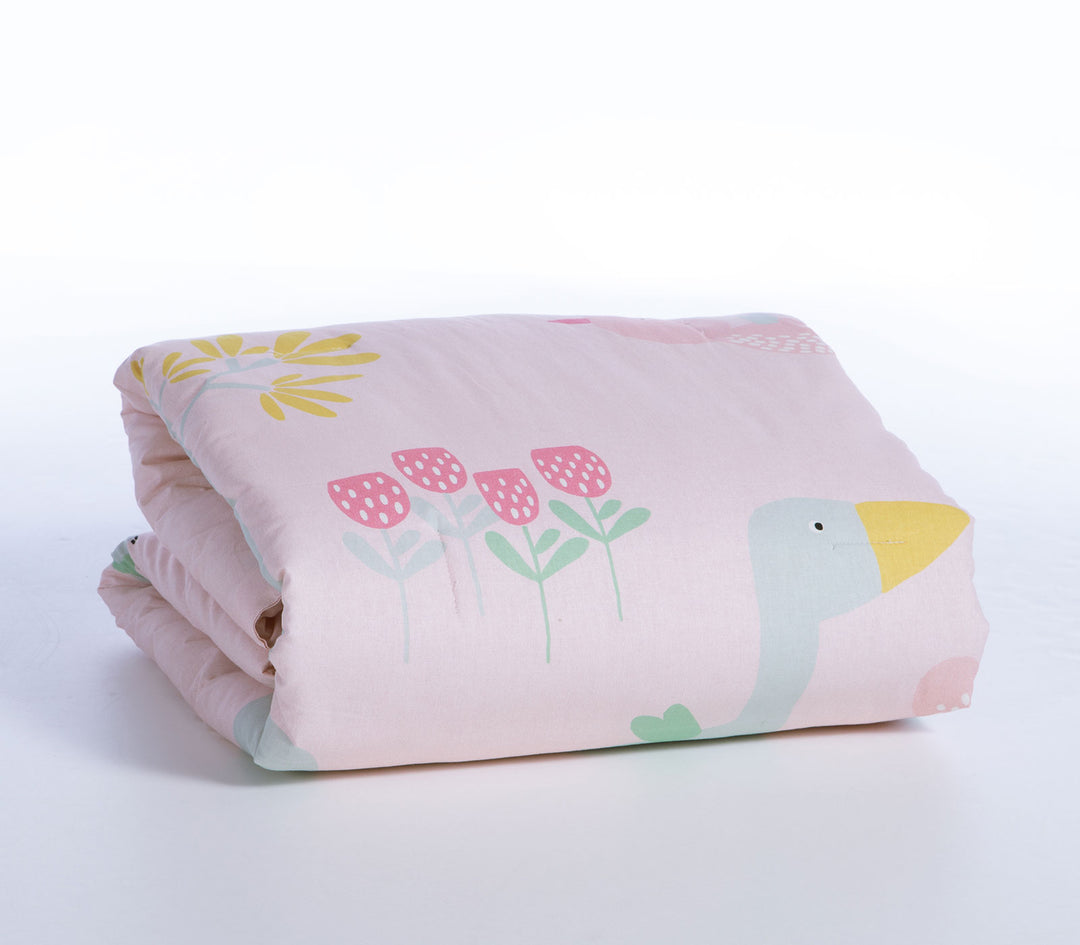 Διπλωμένο ροζ βρεφικό κουβερλί με χαριτωμένα σχέδια ζώων και λουλουδιών σε παστέλ αποχρώσεις.