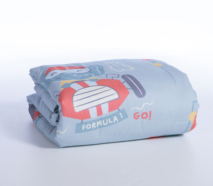 Διπλωμένο γαλάζιο βρεφικό κουβερλί με σχέδιο ζωάκια σε αγωνιστικά αυτοκίνητα πάνω σε λευκό φόντο.