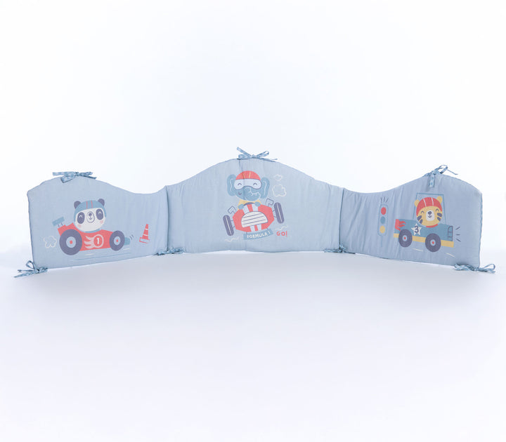Γαλάζια βρεφική πάντα κούνιας με σχέδια ζωάκια που οδηγούν αγωνιστικά αυτοκίνητα σε λευκό φόντο.