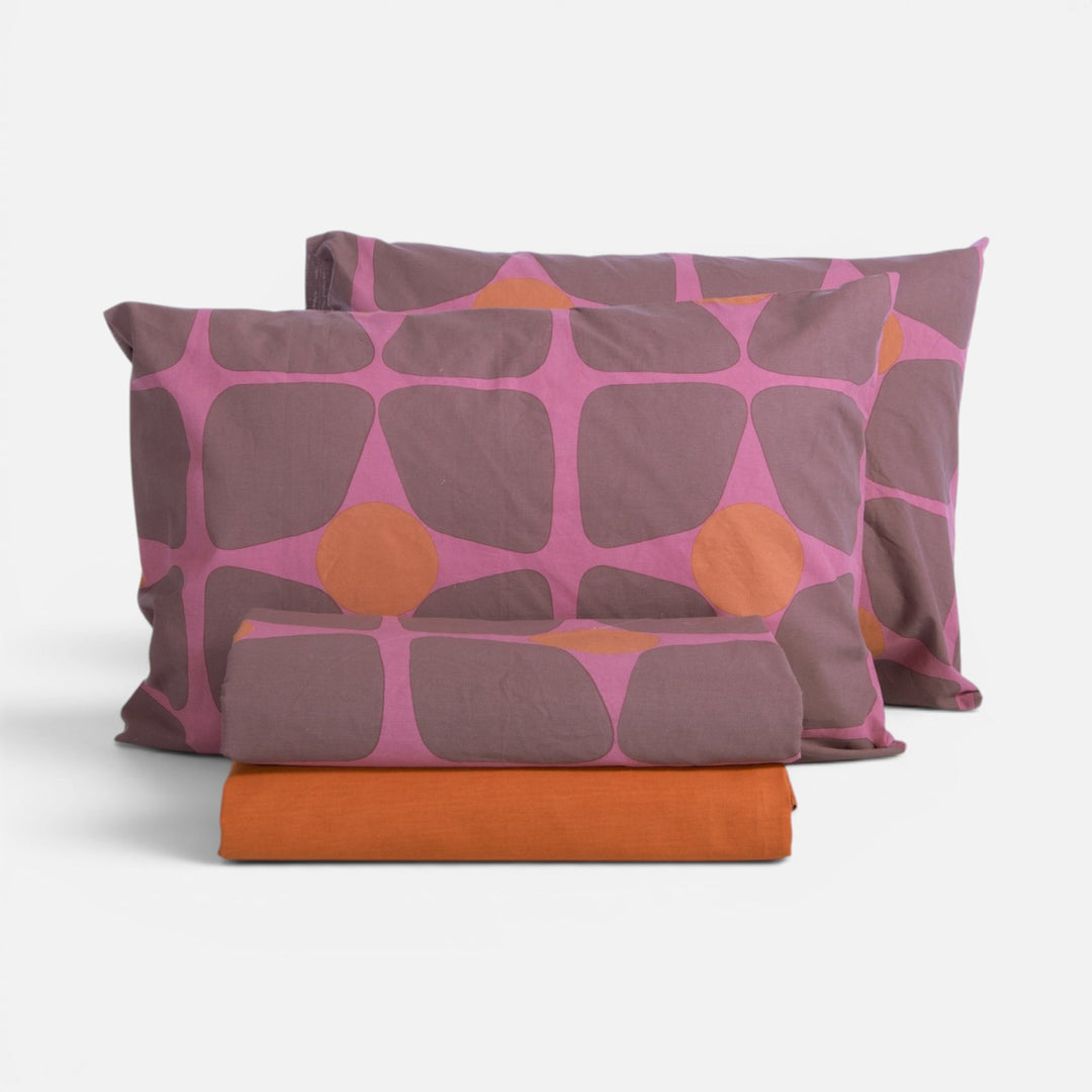 Βαμβακερό σετ σεντόνια Casual Coreo Nef-Nef Homeware σε μωβ απόχρωση με γεωμετρικό μοτίβο και πορτοκαλί λεπτομέρειες.