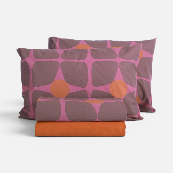 Βαμβακερό σετ σεντόνια Casual Coreo Nef-Nef Homeware σε μωβ απόχρωση με γεωμετρικό μοτίβο και πορτοκαλί λεπτομέρειες.