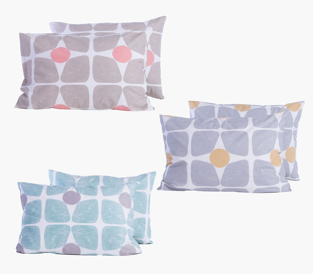 Τρεις βαμβακερές μαξιλαροθήκες ύπνου Casual Coreo σε τιρκουάζ, γκρι και μπεζ με γεωμετρικό μοτίβο σε λευκό φόντο.