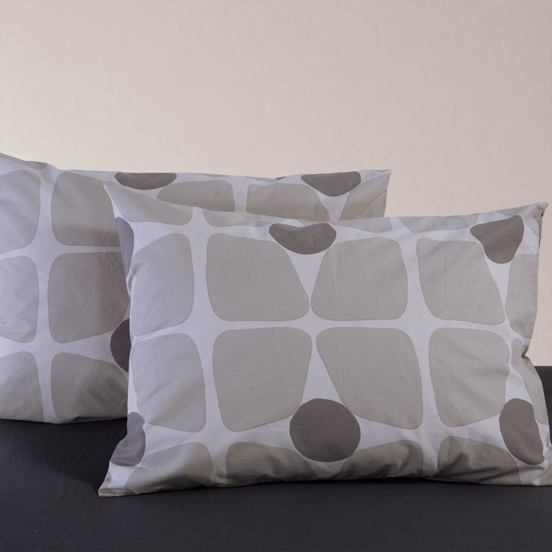 Κοντινή όψη μαξιλαροθήκης ύπνου Casual Coreo Nef-Nef Homeware σε γκρι και λευκό με αφηρημένο γεωμετρικό μοτίβο.