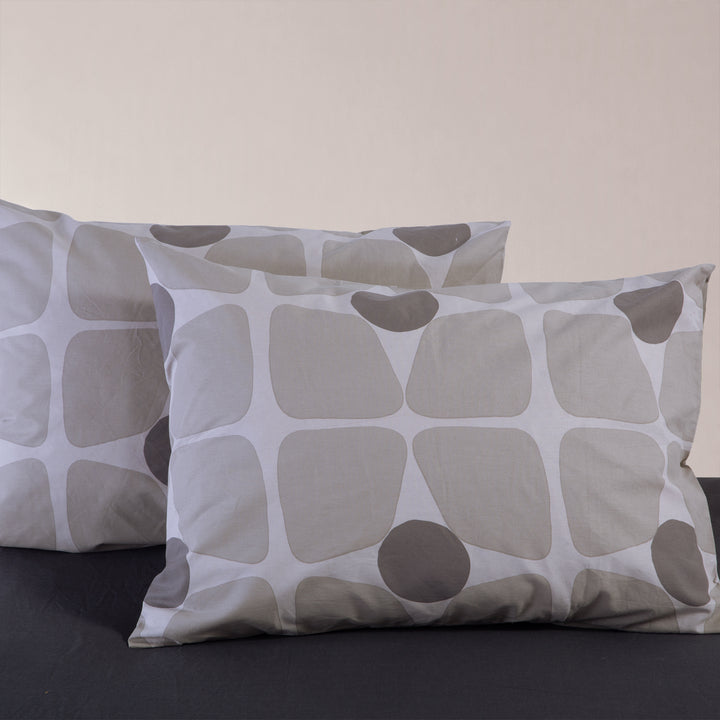 Κοντινή όψη μαξιλαροθήκης ύπνου Casual Coreo Nef-Nef Homeware σε γκρι και λευκό με αφηρημένο γεωμετρικό μοτίβο.