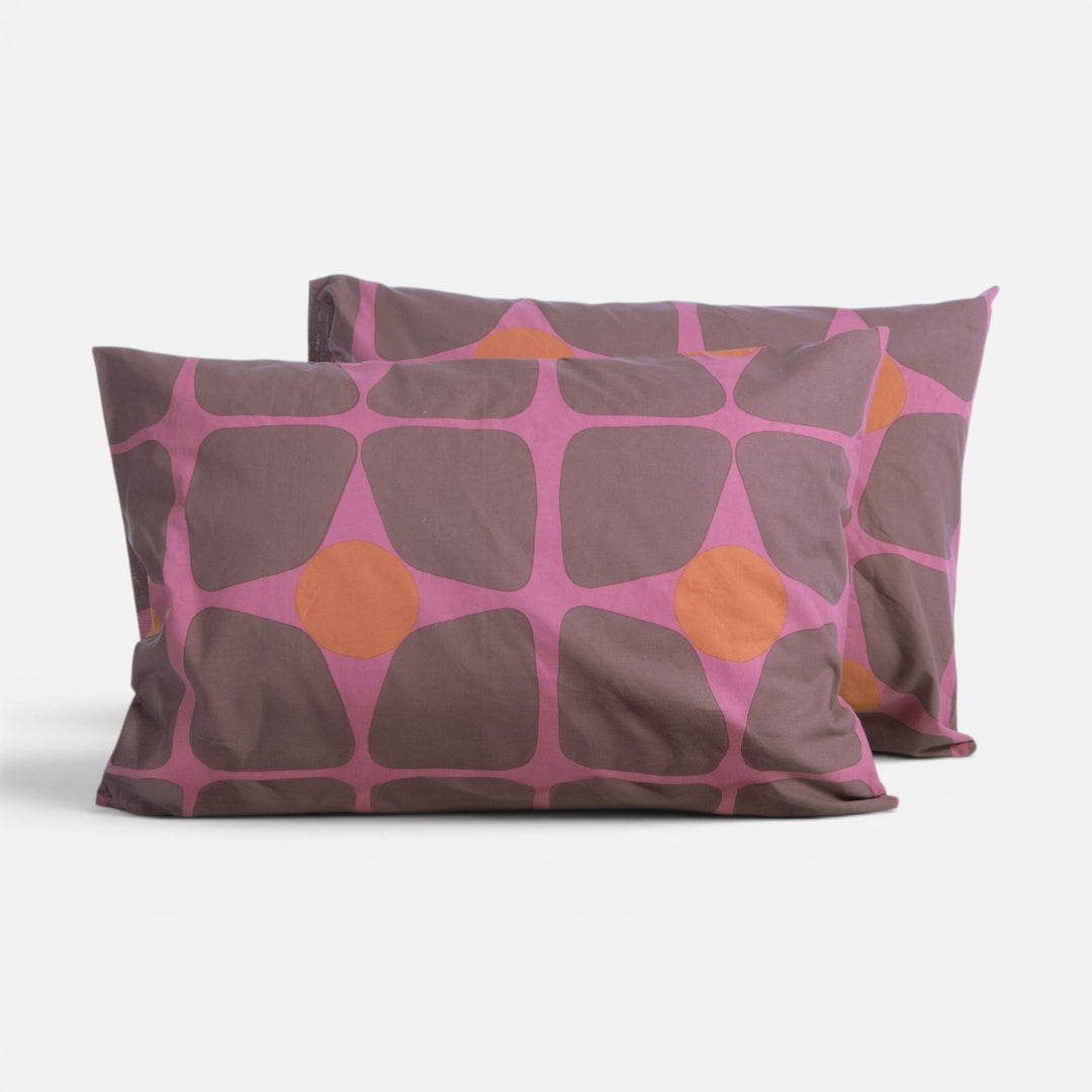 Βαμβακερή μαξιλαροθήκη ύπνου Casual Coreo Nef-Nef Homeware σε μωβ απόχρωση με ροζ φόντο και πορτοκαλί λεπτομέρειες.
