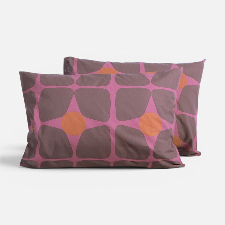 Βαμβακερή μαξιλαροθήκη ύπνου Casual Coreo Nef-Nef Homeware σε μωβ απόχρωση με ροζ φόντο και πορτοκαλί λεπτομέρειες.
