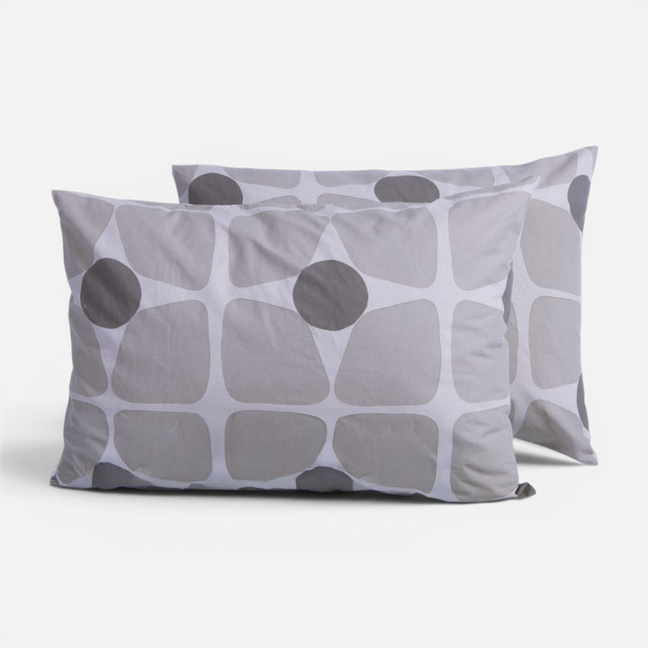 Βαμβακερή μαξιλαροθήκη ύπνου Casual Coreo Nef-Nef Homeware σε γκρι και λευκές αποχρώσεις με μοντέρνο γεωμετρικό σχέδιο.