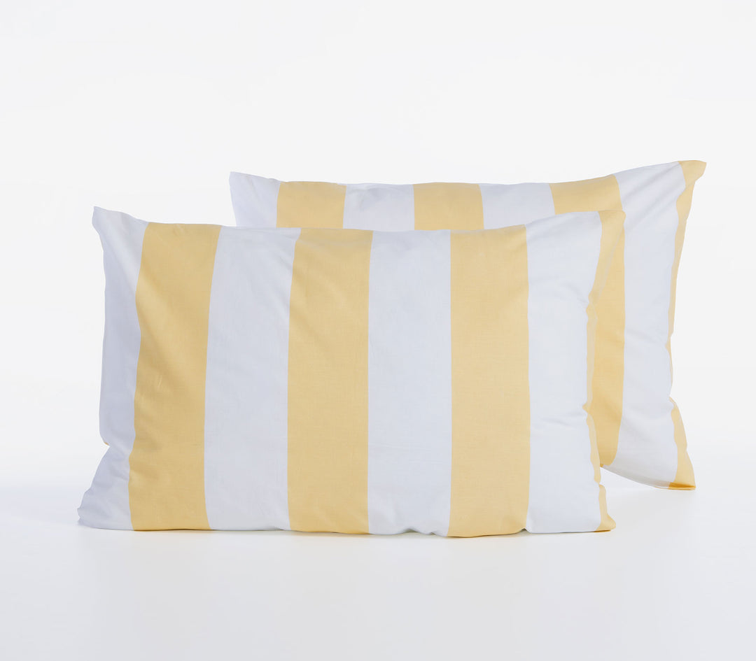 Μαξιλαροθήκες Casual Vertia με κίτρινες και λευκές ρίγες σε καθαρό λευκό φόντο.