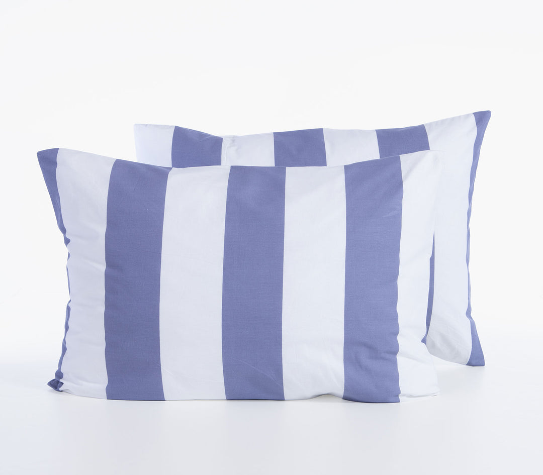 Μαξιλαροθήκες Casual Vertia με μπλε και λευκές φαρδιές ρίγες σε καθαρό λευκό φόντο.