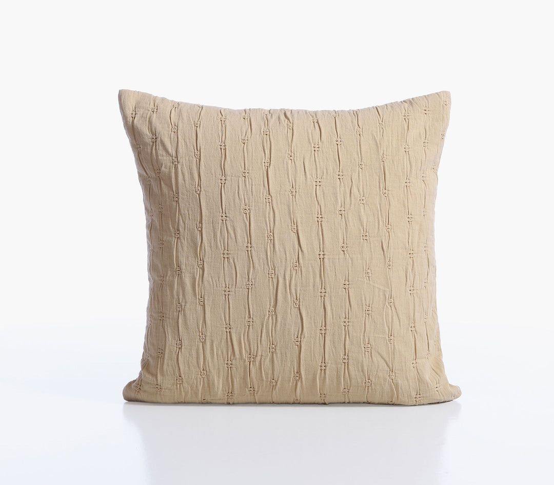 Διακοσμητική μαξιλαροθήκη Foxy σε κίτρινη απόχρωση με ανάγλυφο βαμβακερό μοτίβο σε λευκό φόντο στούντιο.