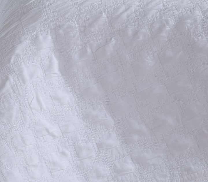 Λεπτομέρεια λευκής βαμβακερής κουβέρτας Nef-Nef Homeware με ανάγλυφη ζακάρ υφή και διακριτικό τετράγωνο μοτίβο.