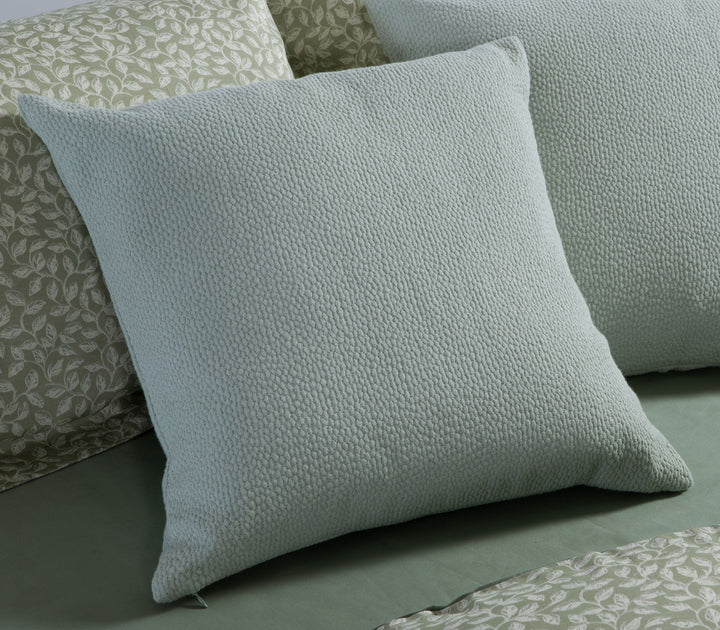 Κοντινή λήψη πράσινης βαμβακερής μαξιλαροθήκης Nef-Nef Homeware με ανάγλυφη υφή.