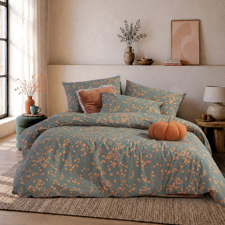 Σετ σεντόνια Floriva Nef-Nef Homeware σε πράσινο με πορτοκαλί floral μοτίβο, στρωμένο σε φωτεινό υπνοδωμάτιο.