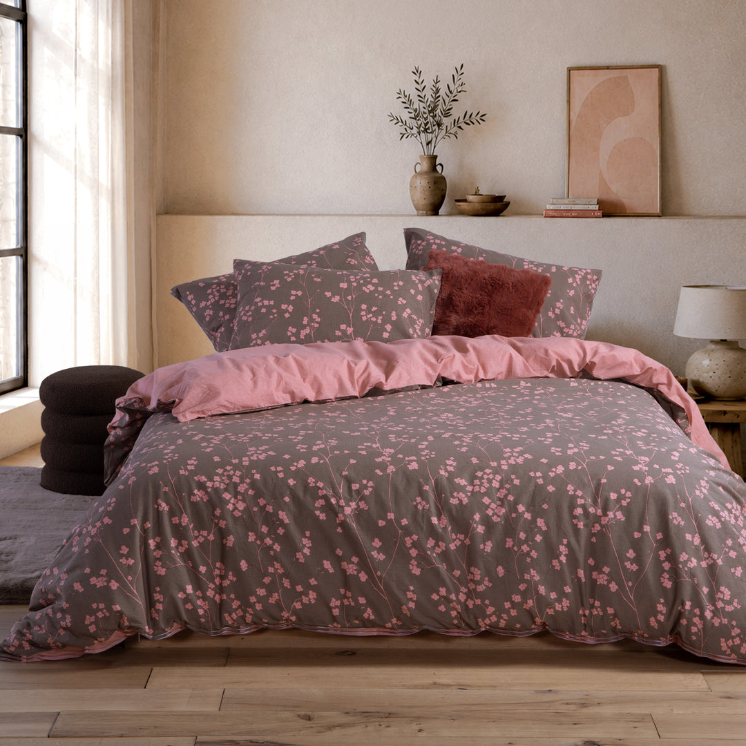 Σετ σεντόνια Floriva Nef-Nef Homeware σε καφέ απόχρωση με ροζ λουλουδάτο σχέδιο, σε μοντέρνο υπνοδωμάτιο.
