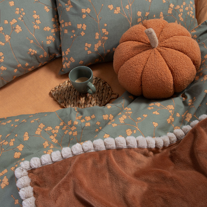 Πράσινα βαμβακερά σεντόνια Floriva Nef-Nef Homeware με πορτοκαλί λουλουδάτο σχέδιο και ζεστές φθινοπωρινές αποχρώσεις.