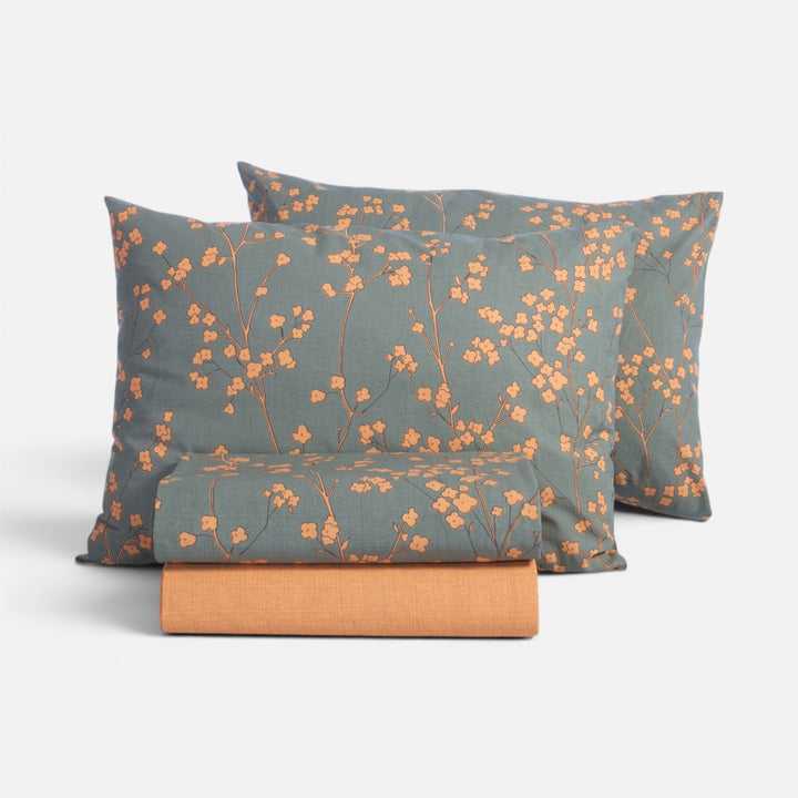 Σετ σεντόνια Floriva Nef-Nef Homeware σε πράσινη απόχρωση με πορτοκαλί floral μοτίβο και μονόχρωμο πορτοκαλί σεντόνι.